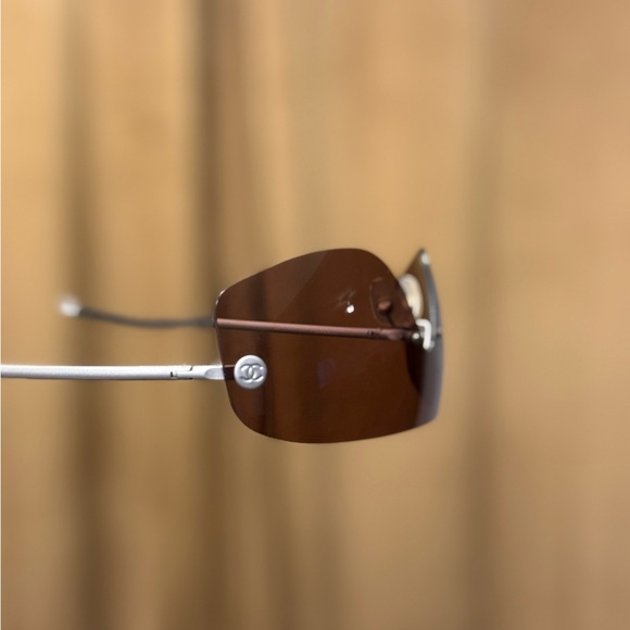 CHANEL Shield Rimless Amber sunglasses - Picture 4 of 8